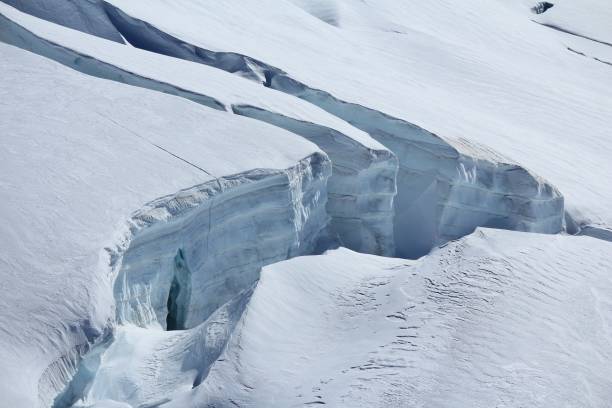 氷とクレバスの可視レイヤー。 - crevasse glacier european alps mountain ストックフォトと画像