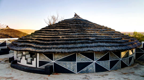 traditional ndebele hut, botshabelo, mpumalanga, south africa - south africa africa zulu african culture imagens e fotografias de stock