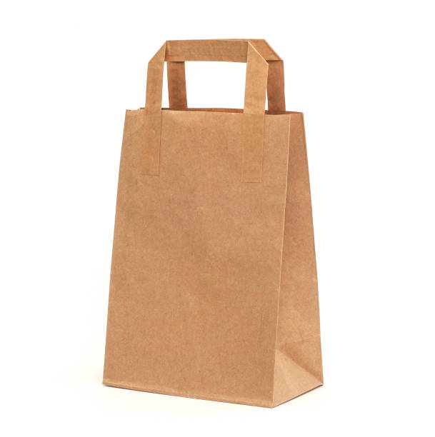 переработанный бумажный торговый мешок на белом �фоне. - paper bag bag brown handle стоковые фото и изображения