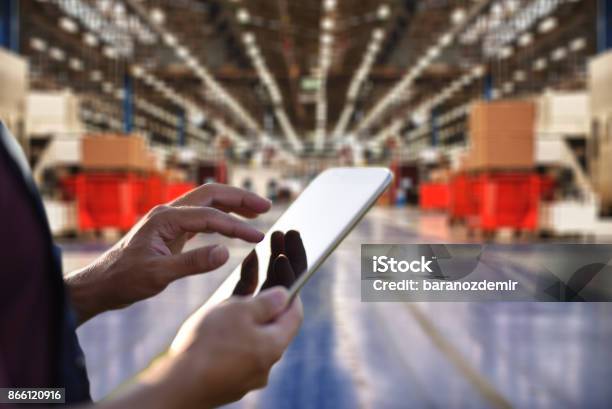 Fabrikarbeiter Die Mit Digitaltablette Zu Automatisierung Bedienen Stockfoto und mehr Bilder von Herstellendes Gewerbe