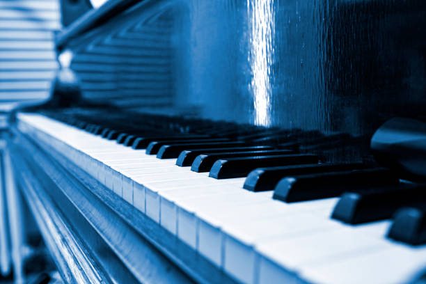 istock Old and vintage piano keyboard in perspective 866123682