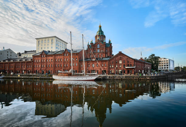 una vista a la catedral de uspenski en helsinki - catedral de uspenski helsinki fotografías e imágenes de stock