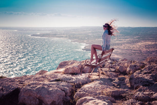cypruss グレコ、岬の上に女の子 - cypruss ストックフォトと画像