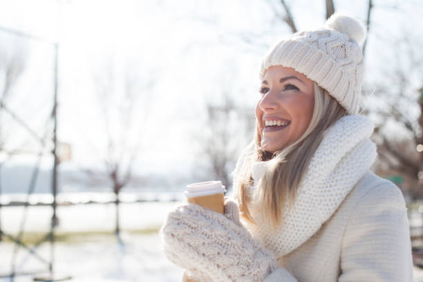 ragazza invernale con caffè - snow heat adult blond hair foto e immagini stock