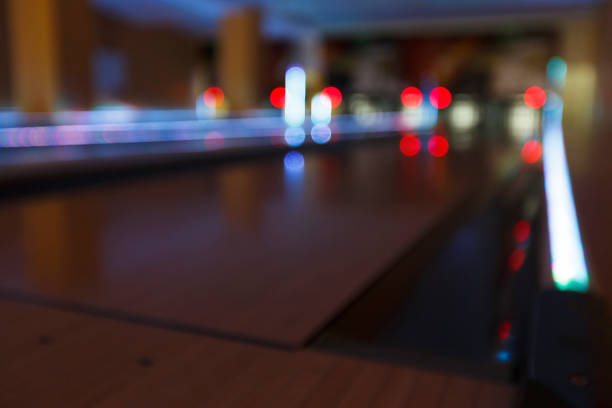 bowling alley blurred, bokeh interior background - boliche de dez paus imagens e fotografias de stock