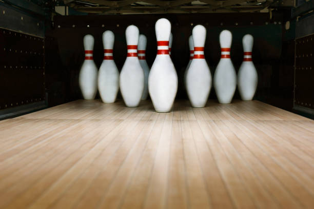 ten pin bowling alley background - boliche de dez paus imagens e fotografias de stock