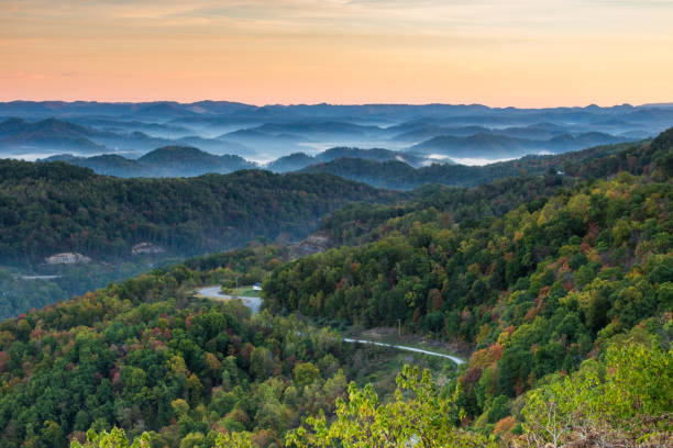 mañana en las montañas - appalachia mountains fotografías e imágenes de stock