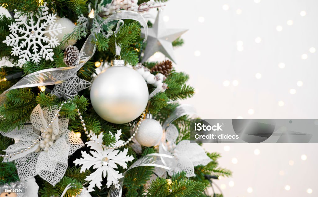 Abete natalizio decorato su sfondo scintillante astratto con spazio di copia - Foto stock royalty-free di Albero di natale