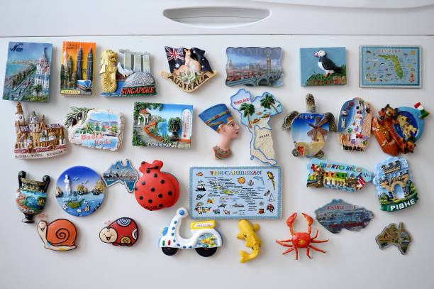 muchos imanes de diferentes souvenir en la nevera - magnet fotografías e imágenes de stock