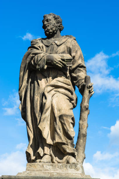 statua di giuda apostolo sul ponte carlo a praga - charles bridge foto e immagini stock