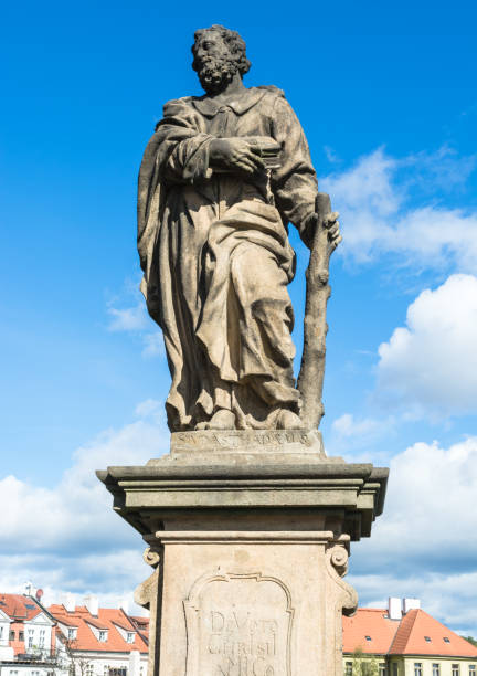 statua di giuda apostolo sul ponte carlo a praga - charles bridge foto e immagini stock