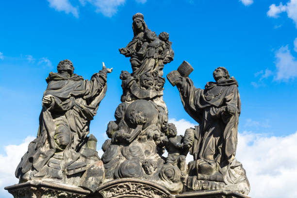 statuen der madonna, dominikus und thomas von aquin auf der karlsbrücke in prag - charles bridge stock-fotos und bilder