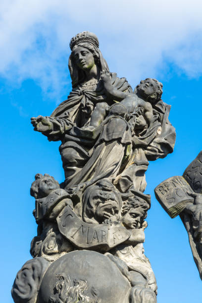 estatuas de la virgen en el puente de carlos en praga - santo tomas de aquino fotografías e imágenes de stock
