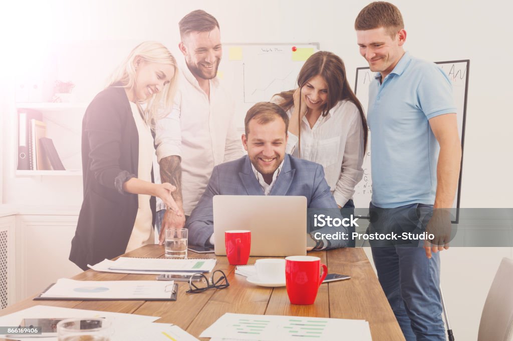 Happy Geschäftsleute team mit laptop im Büro - Lizenzfrei Arbeiten Stock-Foto