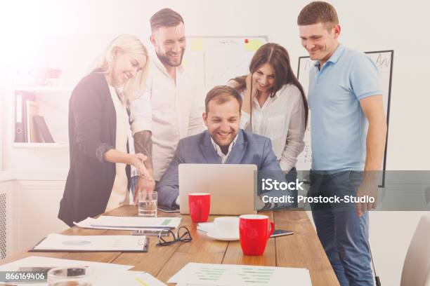 Happy Geschäftsleute Team Mit Laptop Im Büro Stockfoto und mehr Bilder von Arbeiten - Arbeiten, Arbeitskollege, Berufliche Beschäftigung