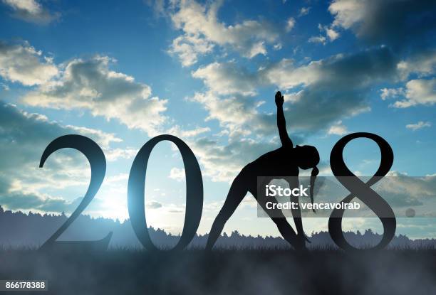 Mädchen Üben Von Yoga In Das Neue Jahr 2018 Stockfoto und mehr Bilder von 2018 - 2018, Abenddämmerung, Aktiver Lebensstil