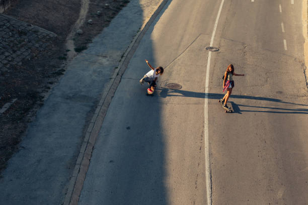 fazer truques em alta velocidade - surfing teenage girls friendship sunset - fotografias e filmes do acervo