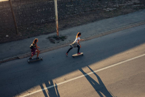 公園は本当に近いです。 - two lane highway 写真 ストックフォトと画像