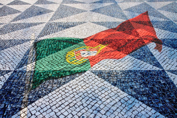 plancher portugaise typique fait de petits morceaux de pierre noir et blanc avec drapeau portugaise - paving stone cobblestone road old photos et images de collection