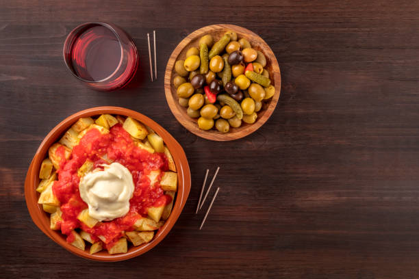 tapas a víno. patatas bravas, olivy a kopírovací prostor - středomořská kuchyně fotky - stock snímky, obrázky a fotky
