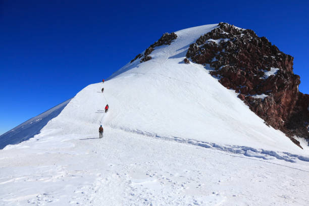 oben auf den kasbek - kazbek stock-fotos und bilder