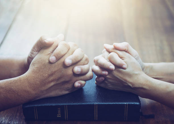 mąż i żona modlą się razem - praying bible church human hand zdjęcia i obrazy z banku zdjęć