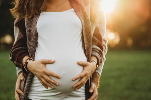 future parents couple at sunset - prenatal care imagens e fotografias de stock