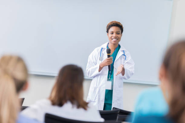 joven médico enseña una clase en una escuela de medicina - seminar presentation mature student education event fotografías e imágenes de stock