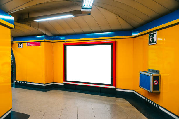 cartelera en blanco en la estación de metro - lightbox poster wall billboard fotografías e imágenes de stock