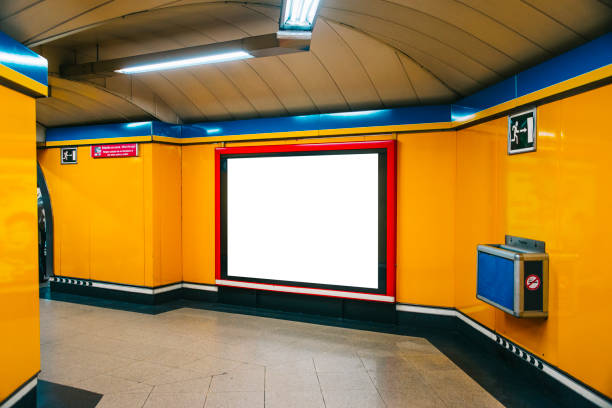 outdoor em branco na estação de metro - lightbox poster wall billboard - fotografias e filmes do acervo