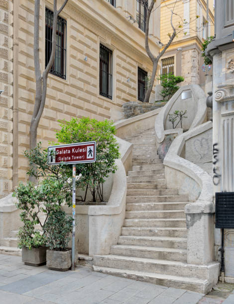 etapas de camondo, uma famosa escada pedestre levando a torre galata, construída por volta de 1870, i̇stanbul, turquia - staircase steps istanbul turkey - fotografias e filmes do acervo