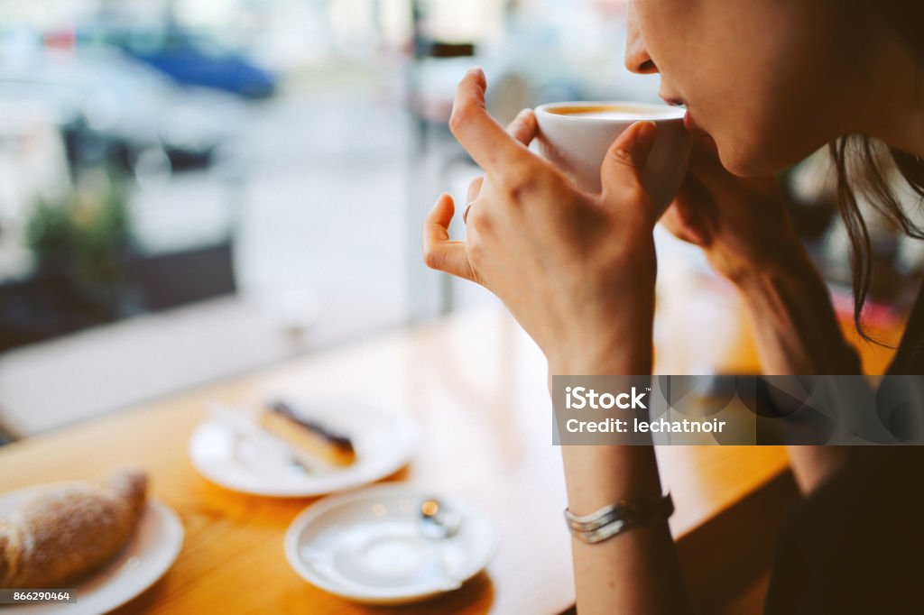 若い女性ベルリンのカフェでリラックス - 飲むのロイヤリティフリーストックフォト