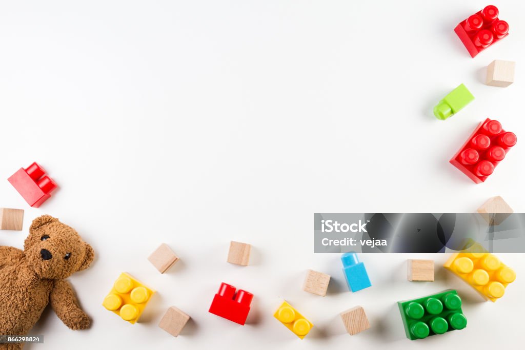 Fondo de juguetes de los niños con oso de peluche y bloques de colores - Foto de stock de Juguete libre de derechos