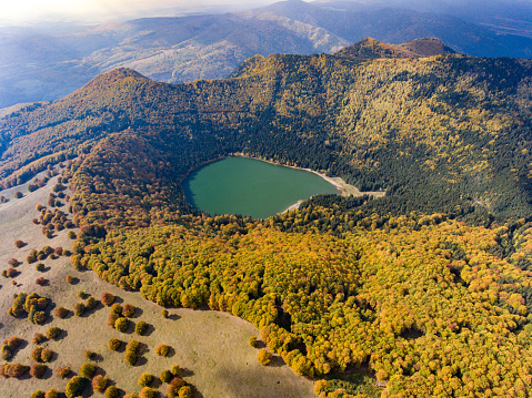 El lago de Santa Ana en Transilvania Rumania photo