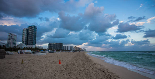 マイアミ市の大西洋の海風景 - lifeguard orange nature beach ストックフォトと画像