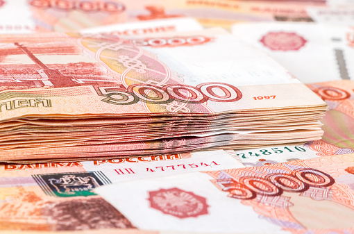 Pila de billetes de cinco milésimas de rublos rusos de cerca photo