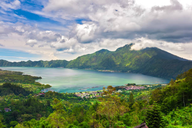 lago batur, monte batur, kintamani, bali, indonesia. - volcano lake mountain mountain range foto e immagini stock