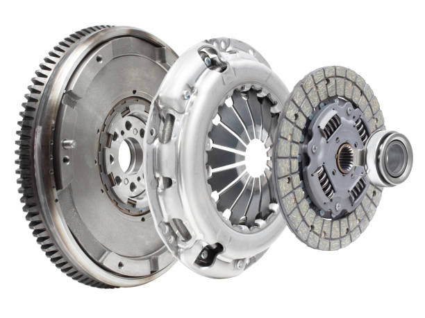 um novo conjunto de embreagem automotiva de substituição sobre um fundo branco. cesta de disco e embreagem com rolamento de lançamento - clutch disk - fotografias e filmes do acervo