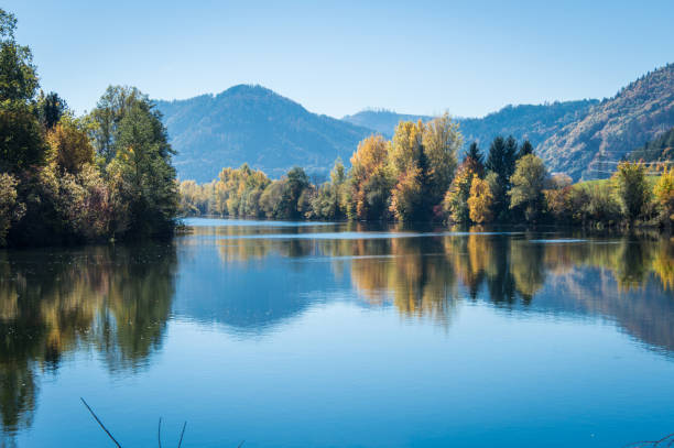 オーストリア、シュタイアー マルク州、秋の日に、ムール川ののどかな景色 - european alps austria autumn colors ストックフォトと画像
