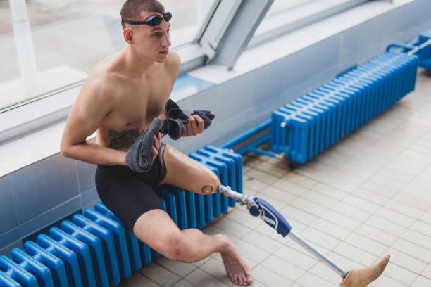 решительные мужчины готовятся к заплыву - body care power swimming goggles swimming стоковые фо�то и изображения