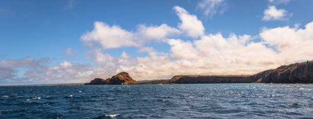 wyspy galapagos - 24 sierpnia 2017: jazda statkiem na wybrzeżu wyspy santa cruz, wyspy galapagos, ekwador - panoramic international landmark national landmark famous place zdjęcia i obrazy z banku zdjęć