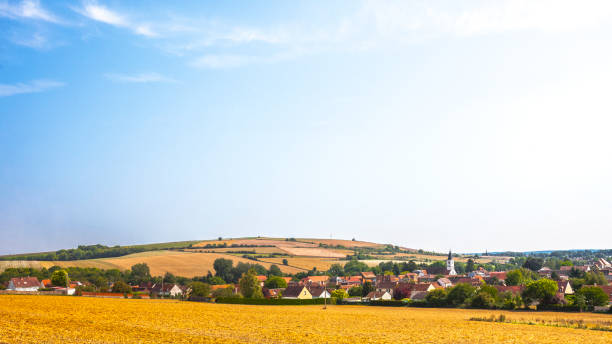landschap in frankrijk - goincourt, hauts-de-france - landschap dorp stockfoto's en -beelden