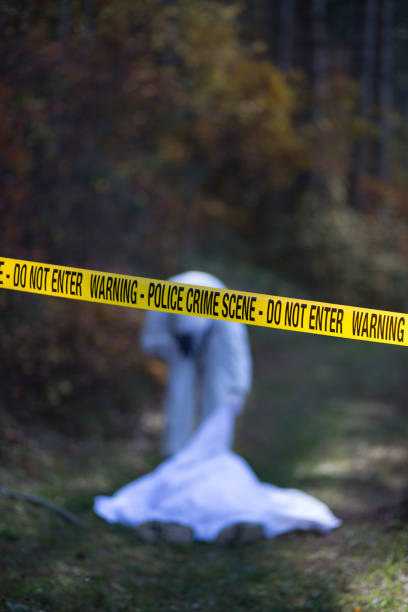 istock Forensic removes the forensic sheet to take the photo of the corpse 866392242