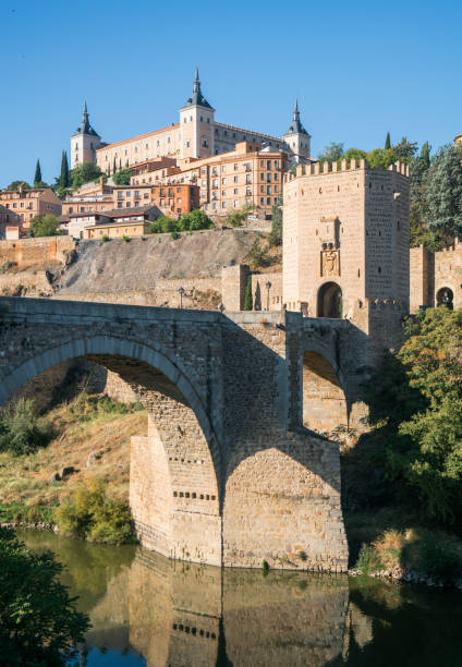 toledo, spagna paesaggio urbano con il ponte dell'alcantara che attraversa il fiume tago - alcantara bridge foto e immagini stock