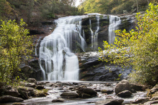 лысая река падает в теннесси в начале осени - waterfall stream river tennessee стоковые фото и изображения