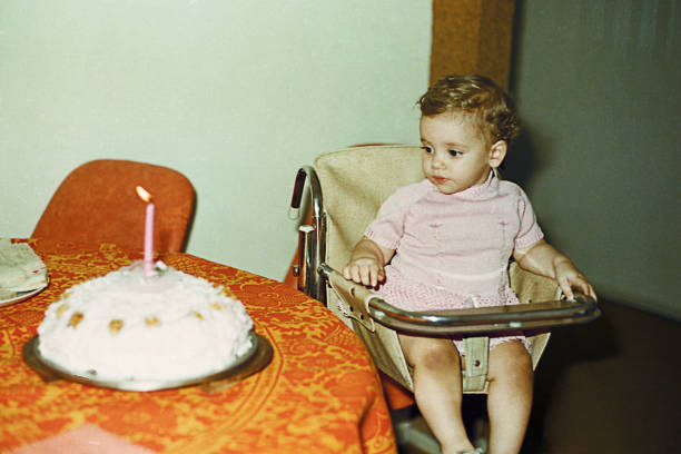vintage babymädchen erster geburtstag - ungestellt fotos stock-fotos und bilder