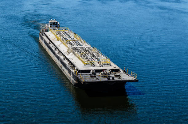 chiatta cisterna di prodotti petroliferi sul fiume dnepr - barge beach large blue foto e immagini stock