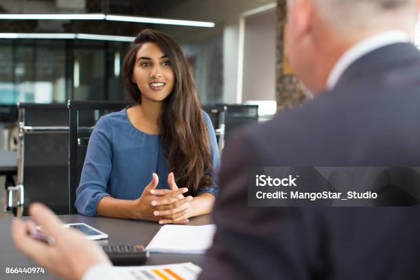 Cliente Femminile Sorridente Che Parla Con Il Manager Maschile - Fotografie stock e altre immagini di Colloquio di lavoro