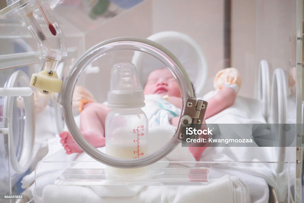 Petite fille nouveau-née à l’intérieur de la couveuse à l’hôpital après la salle d’accouchement - Photo de Lait libre de droits