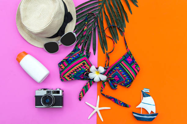 夏のファッション女性水着ビキニ、カメラ、魚星、日焼け止めクリーム、サングラス、帽子。休日の木青色の背景色で旅行します。 夏のコンセプトです。 - picture hat ストックフォトと画像